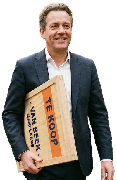 Makelaar met verkoopbord onder zijn arm